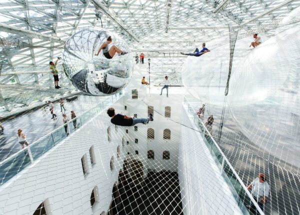 Las redes también en el arte. Instalación «en órbita» de Tomás Saraceno