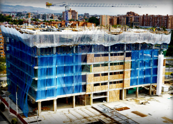 Instalación de redes tipo V y redes de cierre perimetral en edificio de oficinas de Bogotá