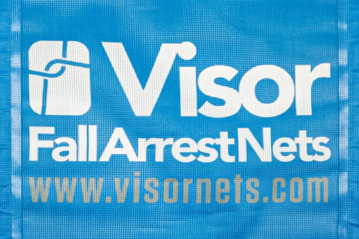 Lona microperforada corporativa con logo personalizado - VISORNETS - VISOR FALL ARREST NETS