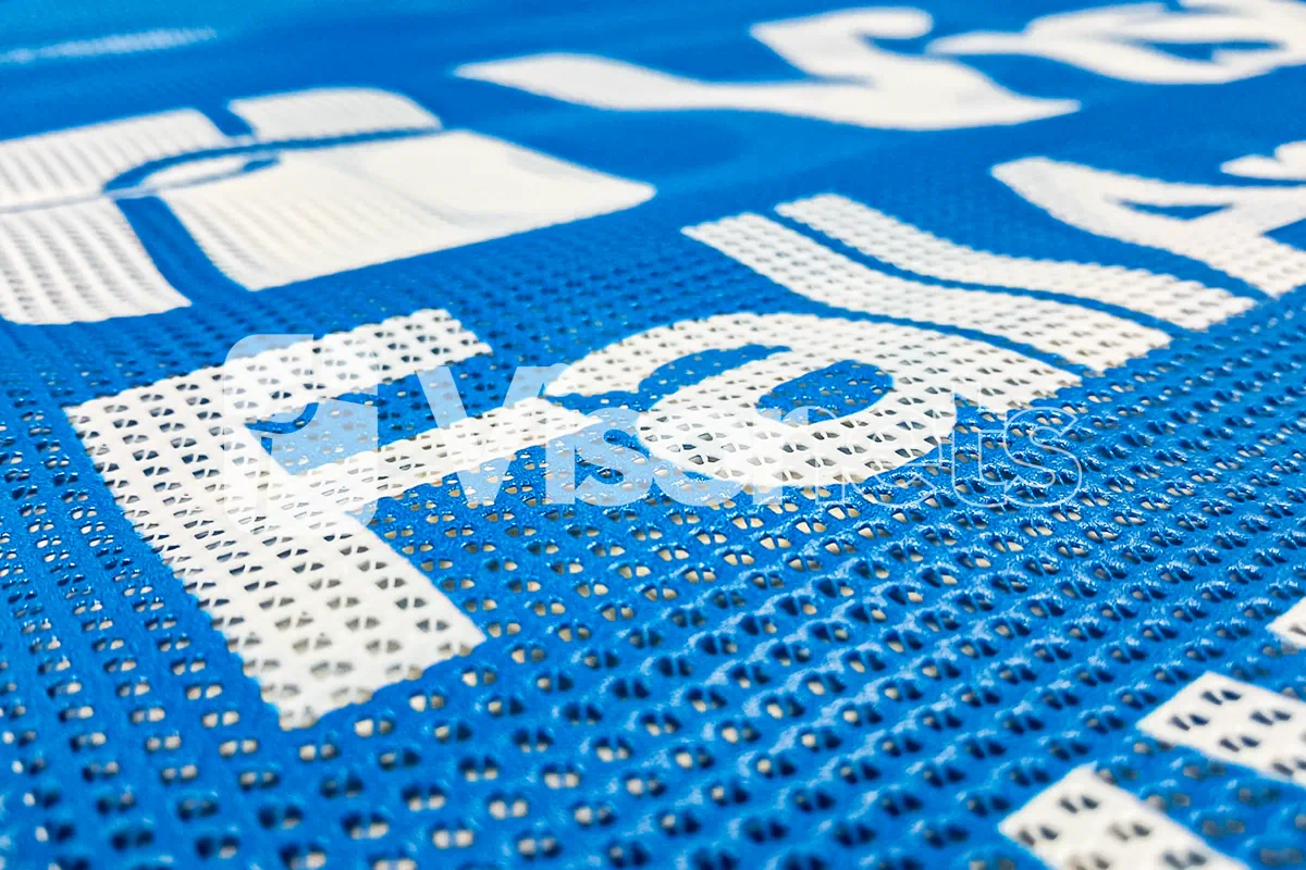 Lona microperforada corporativa con logo personalizado - VISORNETS - VISOR FALL ARREST NETS