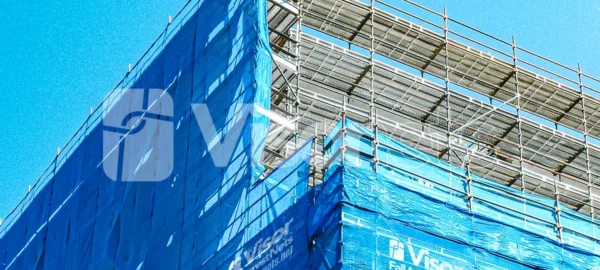 Mallas de ocultación para andamios con logo personalizado - Debrish mesh - VISORNETS - VISOR FALL ARREST NETS