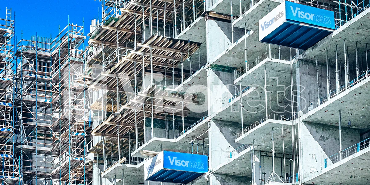 Sistema de protección colectiva metálico en obra de construcción - Plataformas de descarga por fachada - VISOR FALL ARREST NETS