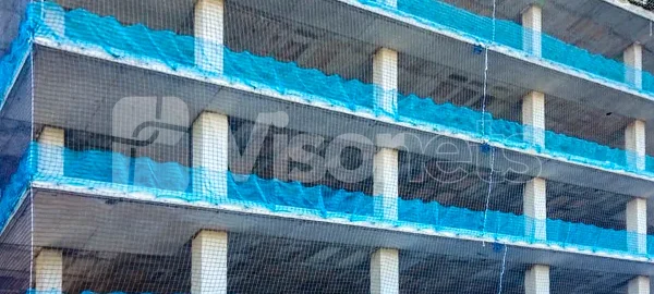 Redes de seguridad de fachada con rodapié de VISORNETS: Protección completa en altura - VISOR FALL ARREST NETS