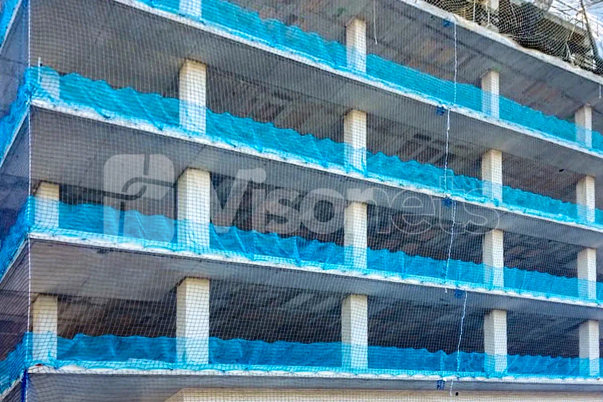 Redes de seguridad de fachada con rodapié de VISORNETS: Protección completa en altura - VISOR FALL ARREST NETS