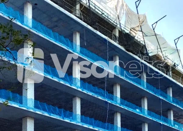 Redes de seguridad de fachada con rodapié de VISORNETS: Protección completa en altura - VISOR FALL ARREST NETS