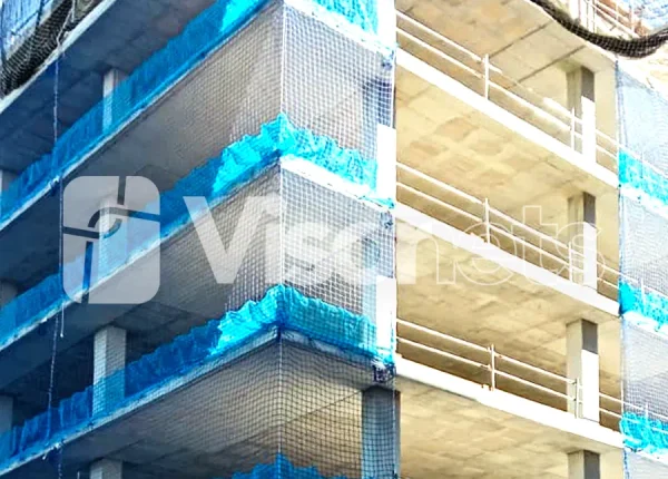 Redes de seguridad de fachada con rodapié de VISORNETS: Protección completa en altura - VISOR FALL ARREST NETS