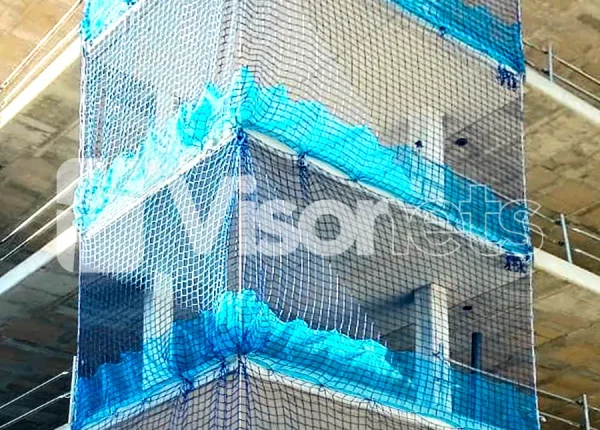 Redes de seguridad de fachada con rodapié de VISORNETS: Protección completa en altura - VISOR FALL ARREST NETS