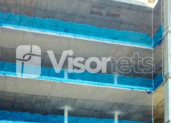 Redes de seguridad de fachada con rodapié de VISORNETS: Protección completa en altura - VISOR FALL ARREST NETS