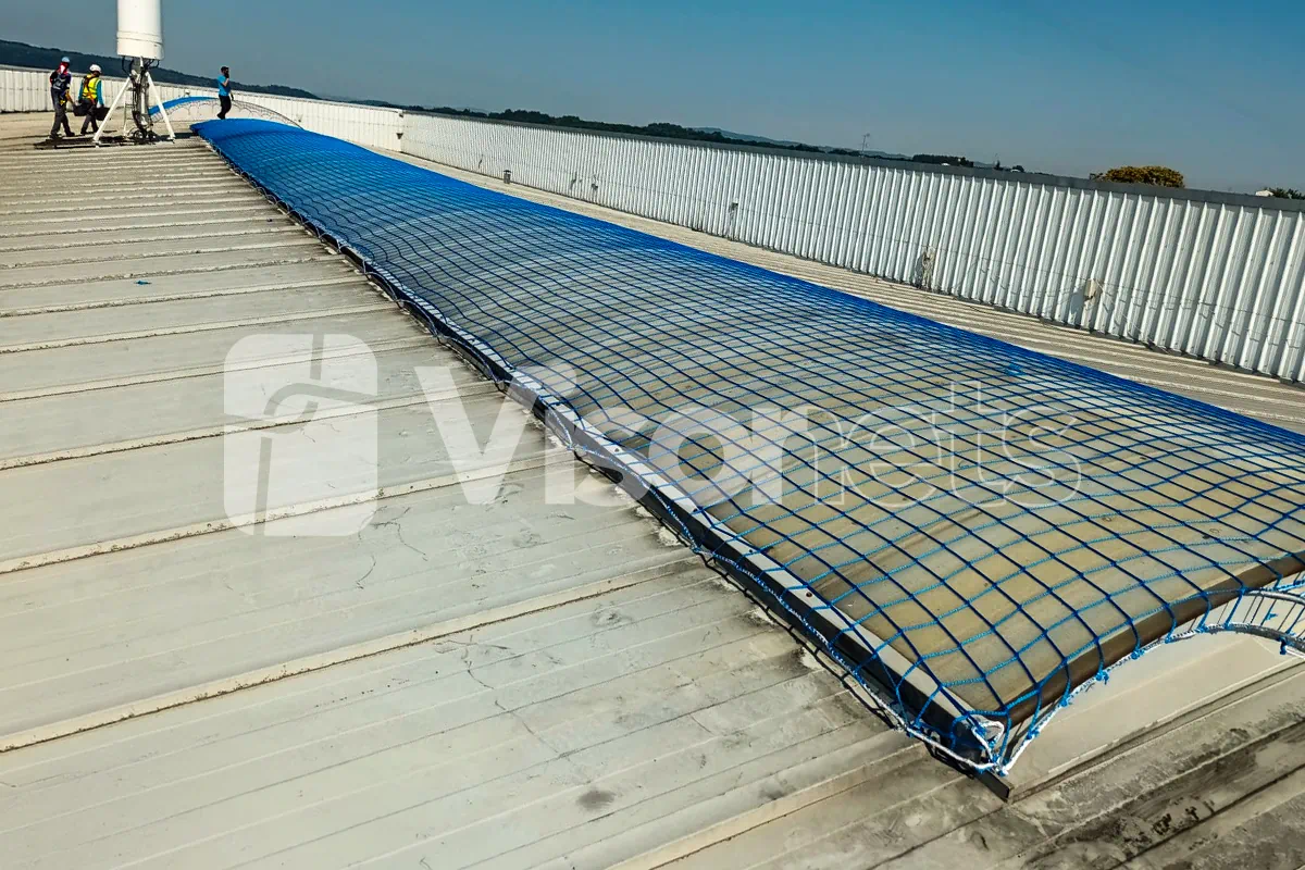 Redes de seguridad y protección para lucernarios y claraboyas VISORNETS - Seguridad en trabajos sobre cubiertas: cómo prevenir caídas y cumplir con la normativa