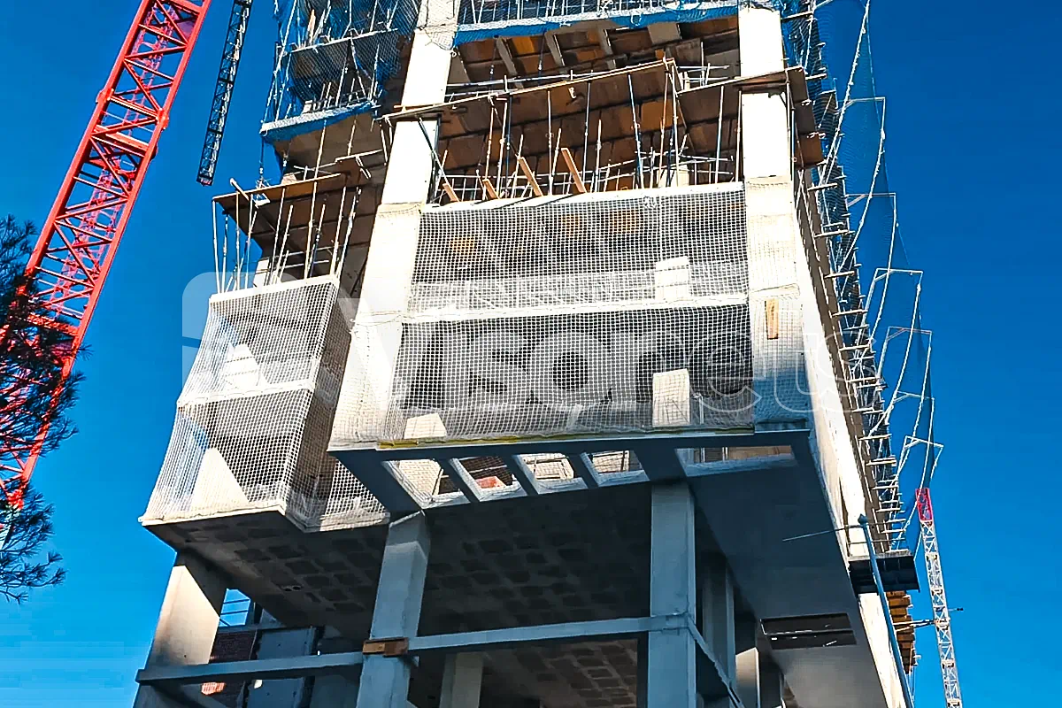 Redes de seguridad tipo U de cierre perimetral VISORNETS en Eagle Tower Benidorm
