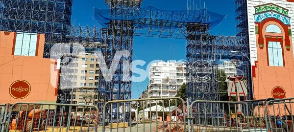 Montaje de la Portada de la Feria de Sevilla 2026 con redes de seguridad VISORNETS