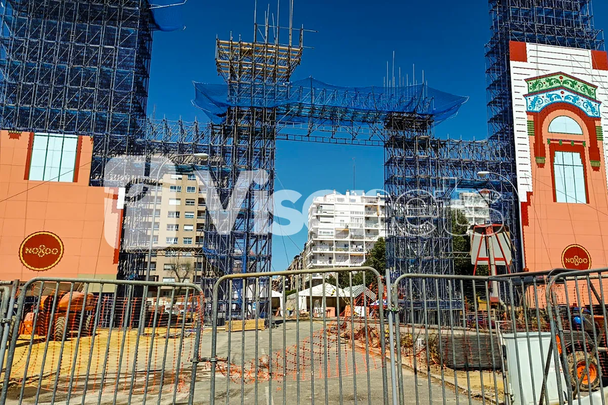 Montaje de la Portada de la Feria de Sevilla 2026 con redes de seguridad VISORNETS