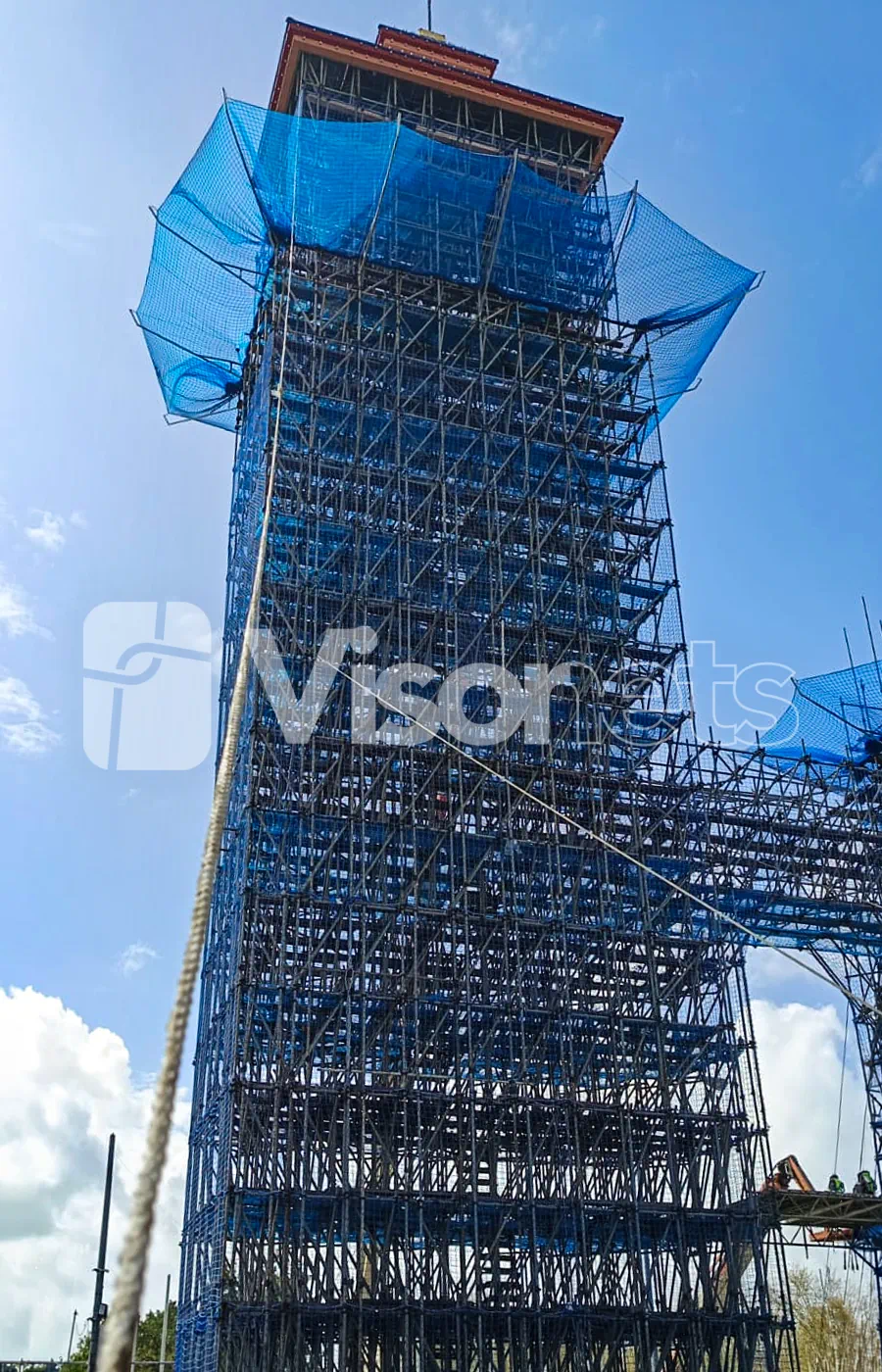 Montaje de la Portada de la Feria de Sevilla 2026 con redes de seguridad VISORNETS