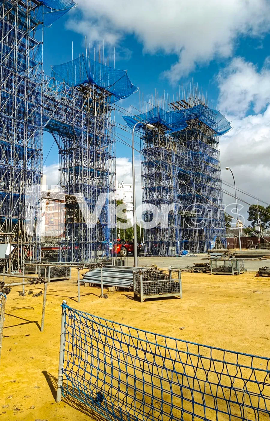 Montaje de la Portada de la Feria de Sevilla 2026 con redes de seguridad VISORNETS