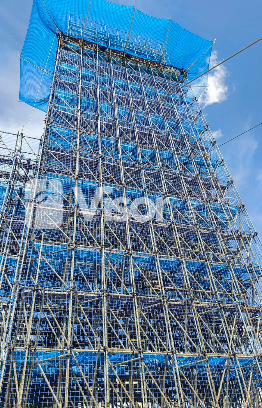 Montaje de la Portada de la Feria de Sevilla 2026 con redes de seguridad VISORNETS