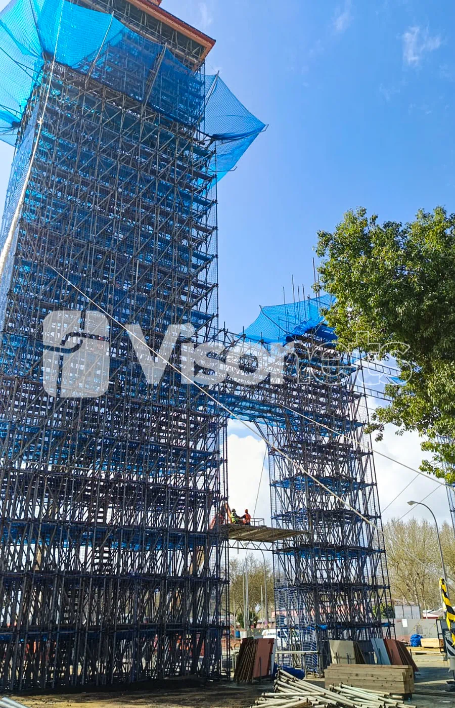 Montaje de la Portada de la Feria de Sevilla 2026 con redes de seguridad VISORNETS