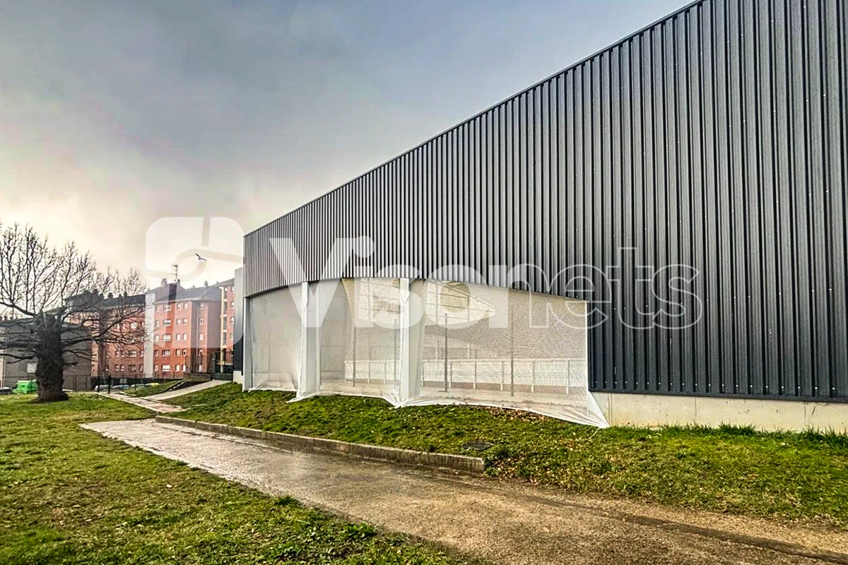 Redes de protección malla 20 de Visornets: seguridad en recintos deportivos - VISORSPORTS