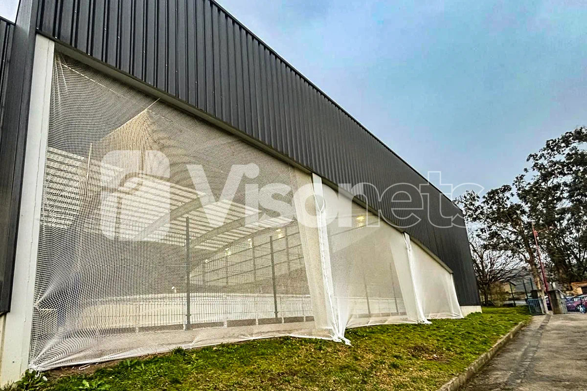 Redes de protección malla 20 de Visornets: seguridad en recintos deportivos - VISORSPORTS