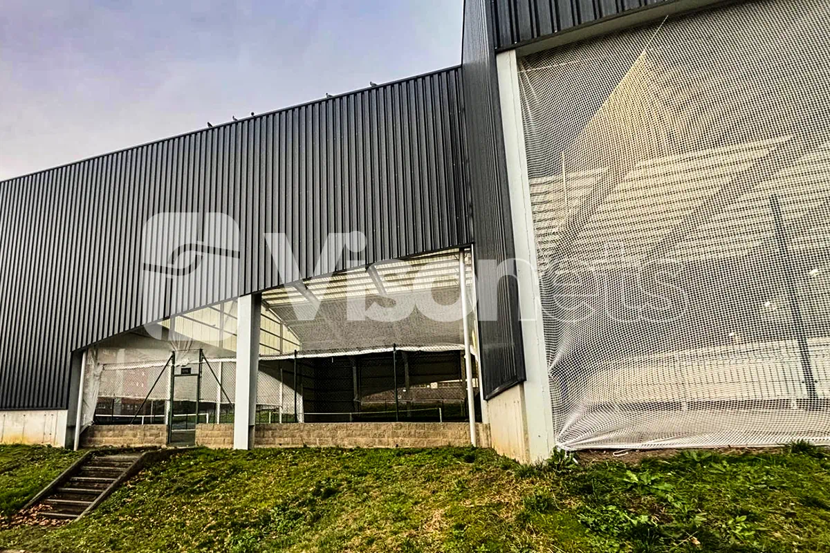 Redes de protección malla 20 de Visornets: seguridad en recintos deportivos - VISORSPORTS